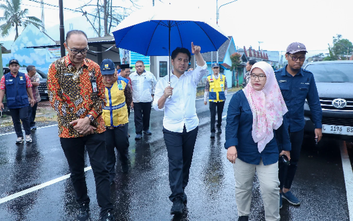 Thumbnail Berita - Emil Dardak Tinjau Pelebaran Jalan Akses ke Malang Selatan, Warga Diingatkan Jangan Ngebut