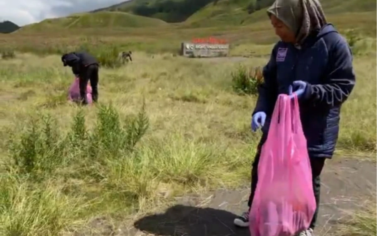 Thumbnail Berita - Jaga Kelestarian Gunung Bromo, Balai Besar TNBTS Gaungkan Gerakan Bawa Turun Sampahmu
