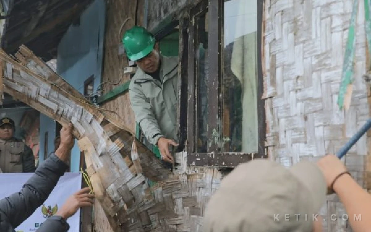 Thumbnail Berita - Bupati Kang DS Jadikan Perbaikan Rutilahu sebagai Kado Hari Jadi Kabupaten Bandung untuk Warganya