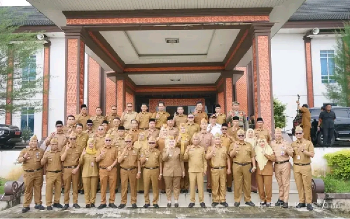 Thumbnail Berita - Bupati Musi Rawas Beri Piagam 57 ASN Purna Tugas: Terima kasih Atas Loyalitas, Dedikasi dan Pengabdian