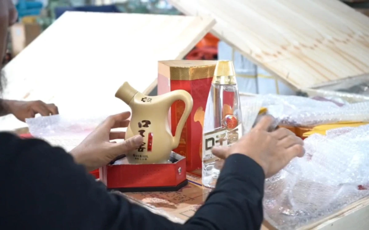 Thumbnail Berita - Bea Cukai Tanjung Perak Gagalkan Barang Impor Asal China, Isinya Miras dan Kosmetik