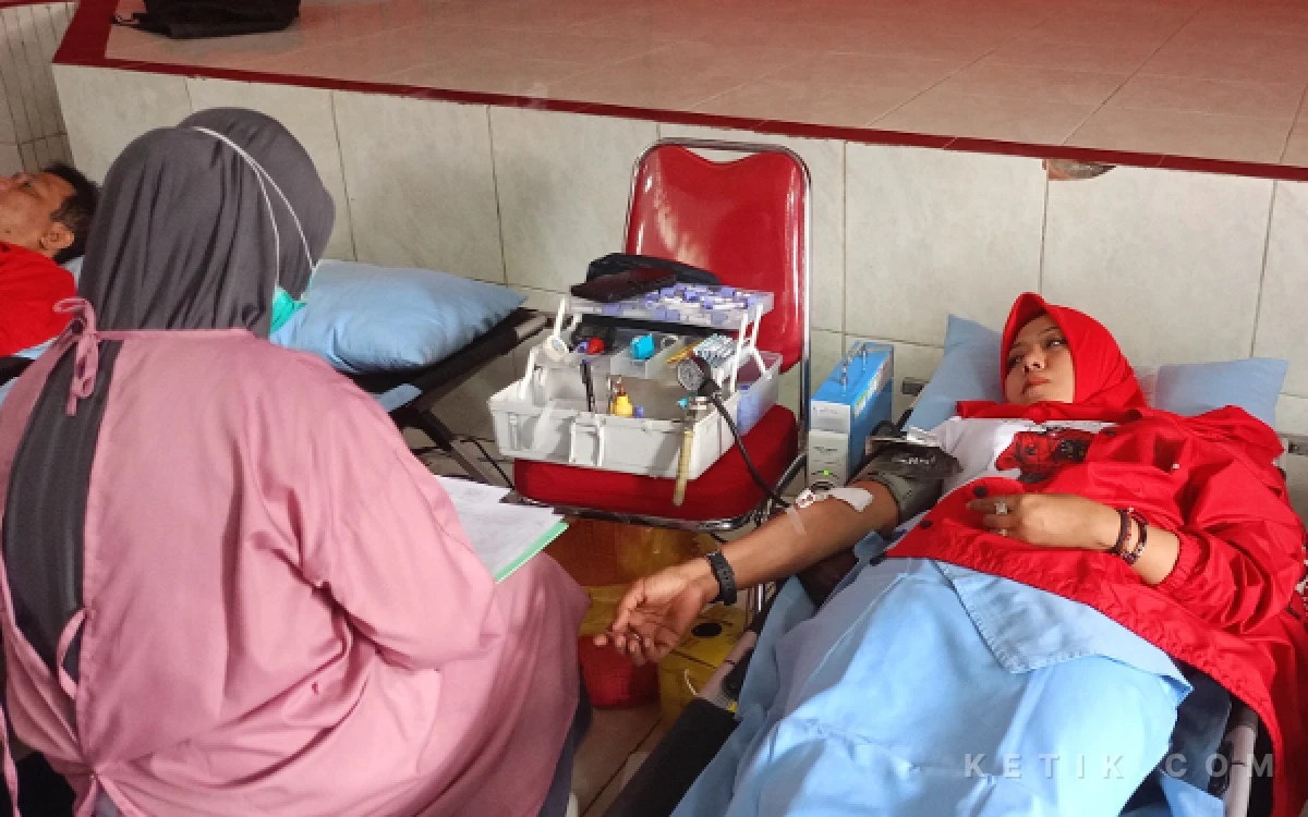 Thumbnail Berita - Wujud Komitmen PDIP Cilacap Peduli, Gelar Pengobatan dan Pemberian Makan Gratis