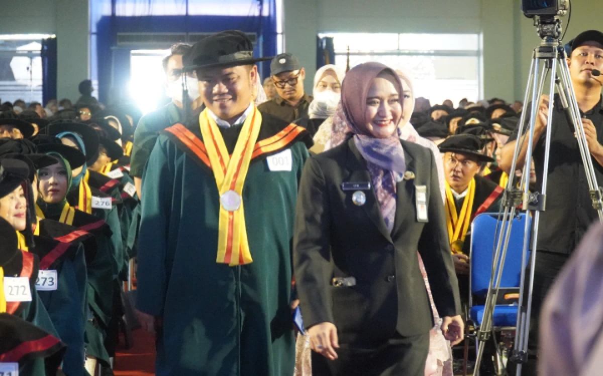 Thumbnail Berita - Bupati Tegal Jadi Wisudawan Magister Manajemen UPS