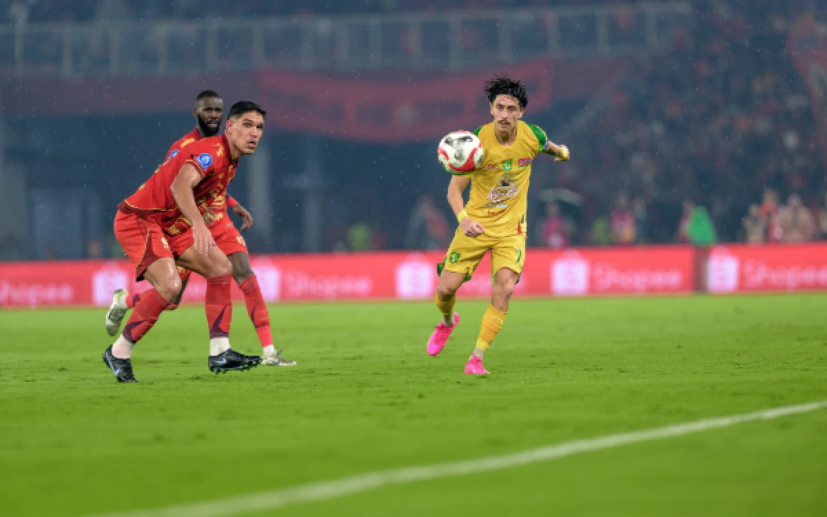 Thumbnail Berita - Persebaya Babak Belur Dihajar Persija 0-3 di SUGBK