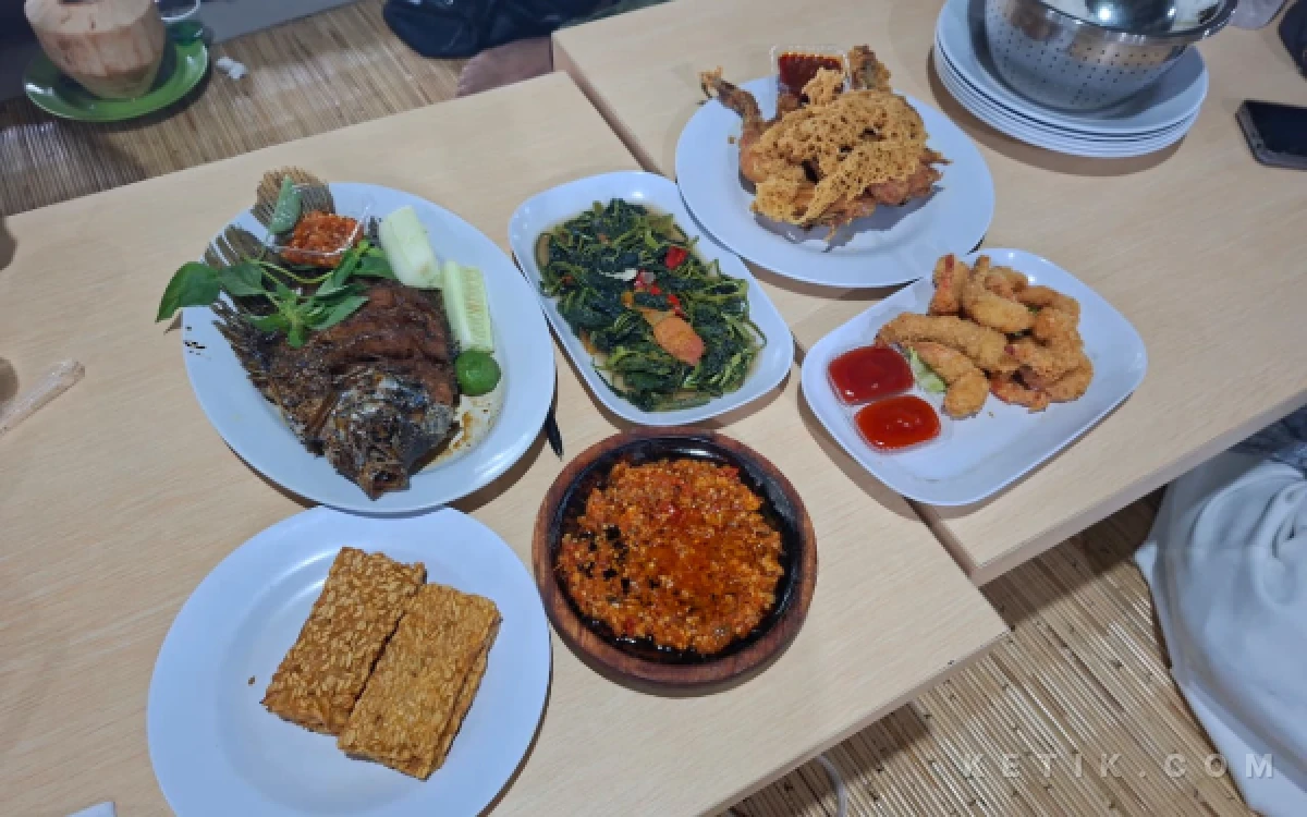 Thumbnail Berita - Hangat dan Mengenyangkan, Lesehan Yogyakarta Jadi Destinasi Kuliner Keluarga di Kota Malang