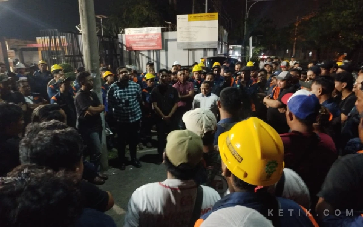 Thumbnail Berita - Awak Mobil Tangki Fuel Terminal Jenu Tuban Mogok Kerja Dua Hari, Pertamina Patra Niaga Klaim Distribusi BBM Tetap Lancar