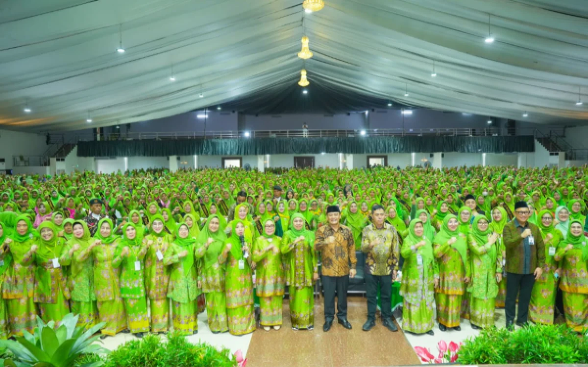 Gubernur Khofifah Kukuhkan 400 Paralegal Muslimat NU Jateng, Dorong Akses Keadilan Perempuan dan Anak