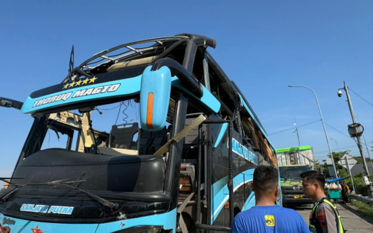 Thumbnail Berita - Ledakan Bus Bonek di Tol Suradadi, Polres Tegal Evakuasi 4 Korban Luka