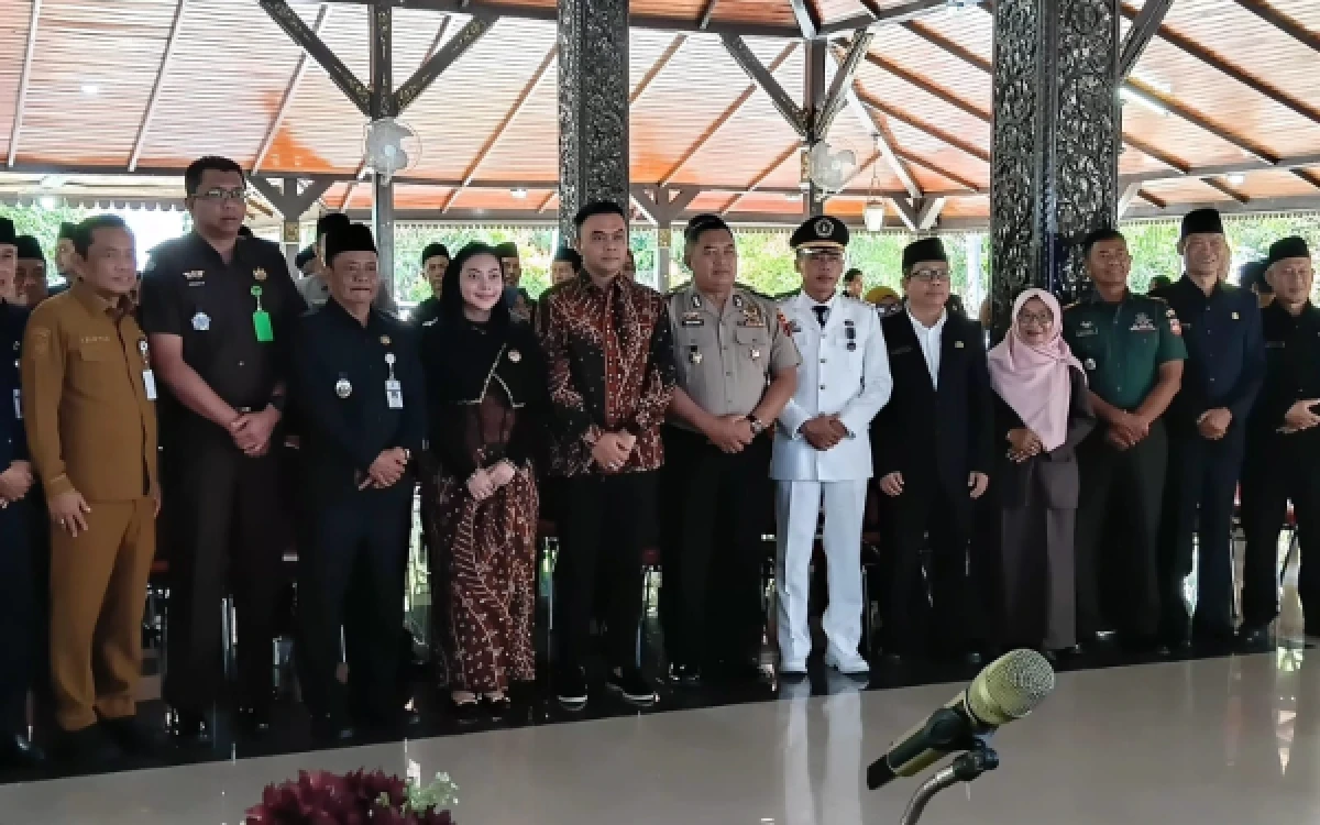 Thumbnail Berita - Bupati Brebes Tekankan Rotasi Jabatan Bukan Hukuman, Minta Jangan Ada Lagi Salah Surat-menyurat