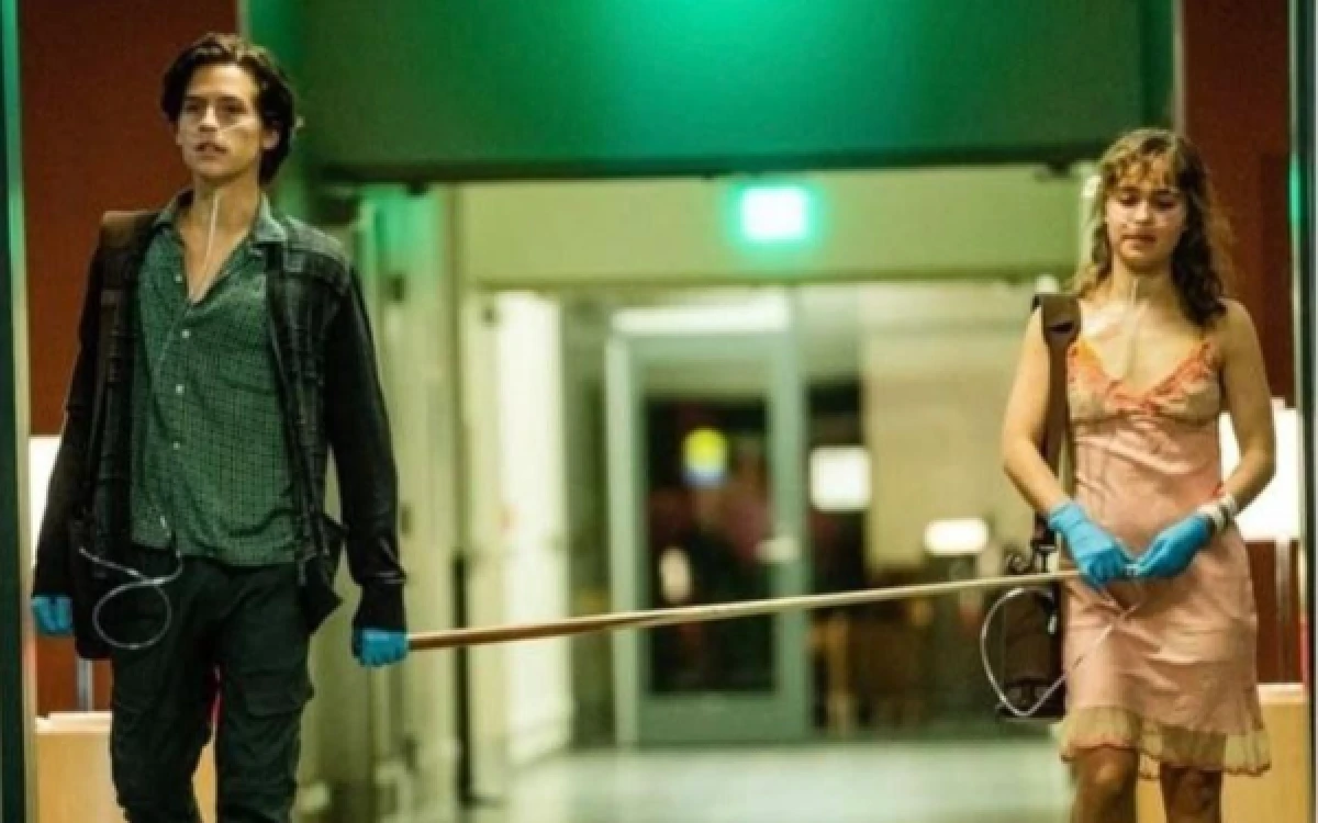 Thumbnail Berita - Berani Jatuh Cinta Meski Berisiko? Ini Cerita di Balik Film Five Feet Apart