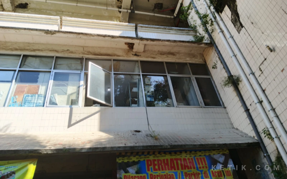 Thumbnail Berita - Waspada Bahaya Ambruk, Area Timur Pasar Besar Malang Disterilkan dari Aktivitas