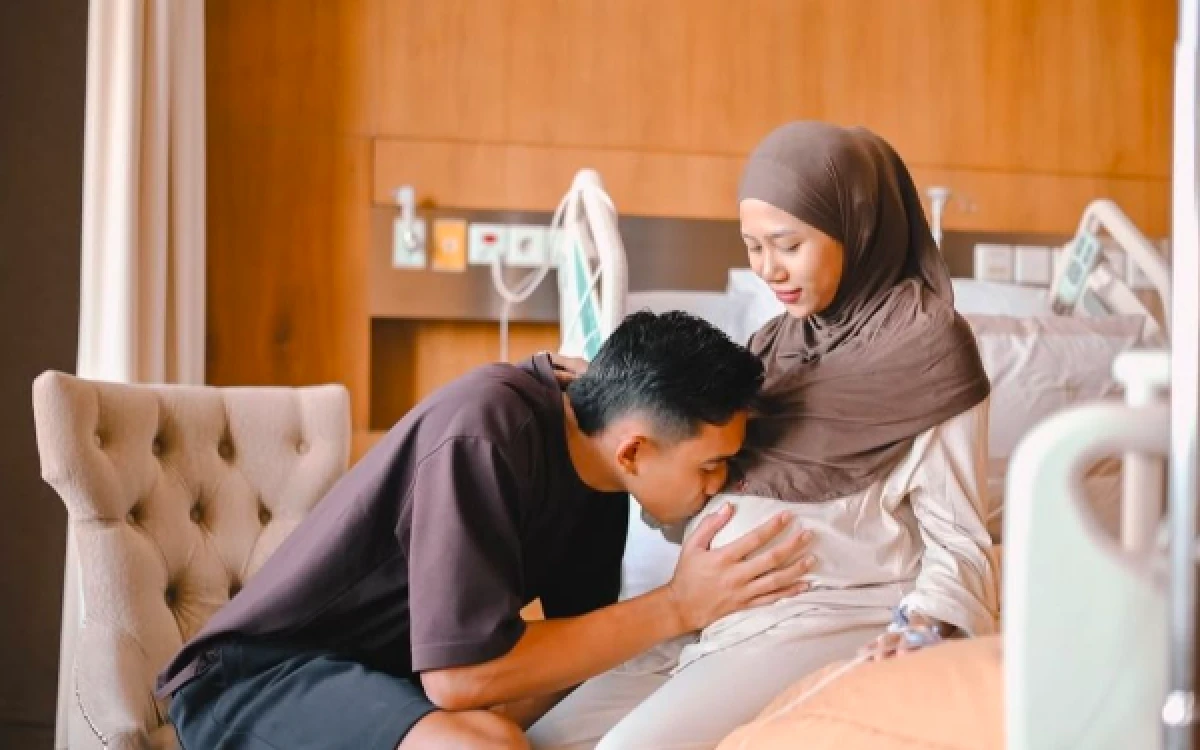 Thumbnail Berita - Selamat Capt! Rizky Ridho Resmi Jadi Ayah, Bagikan Momen Gendong Sang Buah Hati