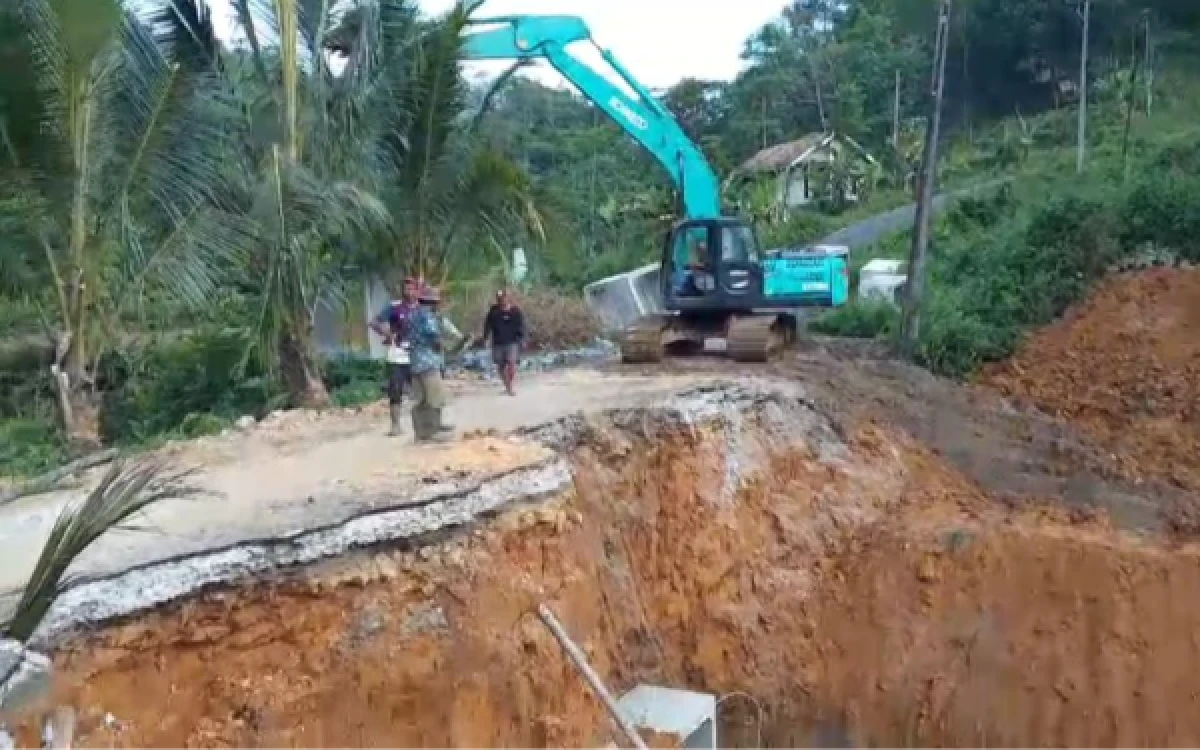 Thumbnail Berita - Jalan Longsor di Cijaku Mulai Diperbaiki, Akses Tiga Kecamatan Segera Pulih