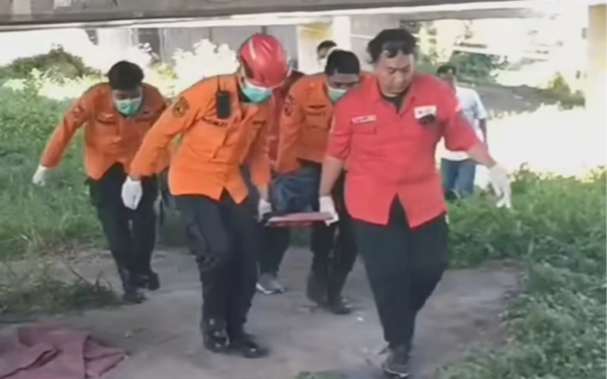 Thumbnail Berita - Penemuan Jenazah di Bawah Jembatan Tol Wonocolo Surabaya, Tim 112 Segera Evakuasi