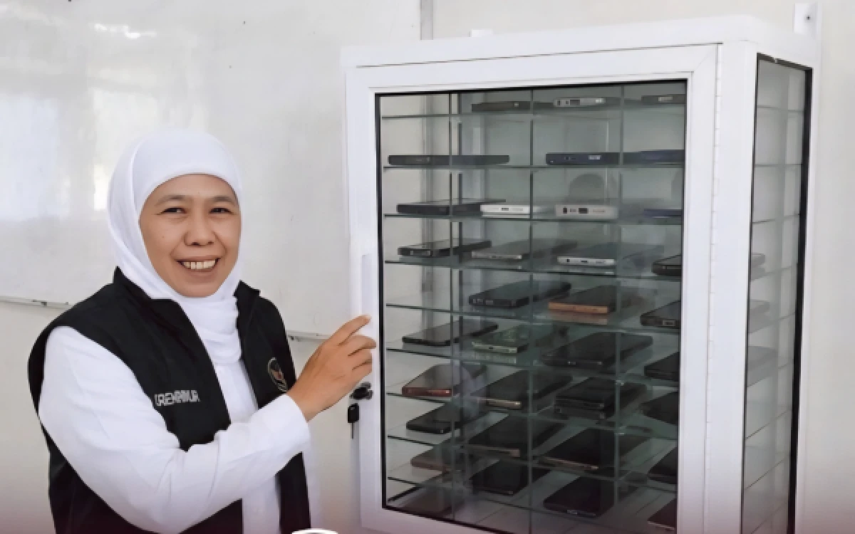 Thumbnail Berita - Jatim Resmi Batasi Penggunaan Gadget di Sekolah! Khofifah: Perkuat Karakter dan Interaksi Sosial Murid