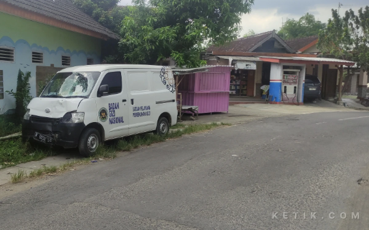 Thumbnail Berita - Mobil Operasional MBG SPPG Sendang 2 di Tuban Tabrak Pasutri, Korban Dilarikan ke Rumah Sakit