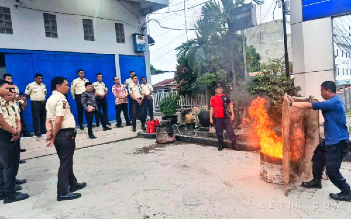 Thumbnail Berita - BRI Kotapinang Gandeng Damkar Labusel Latih Karyawan Antisipasi Kebakaran