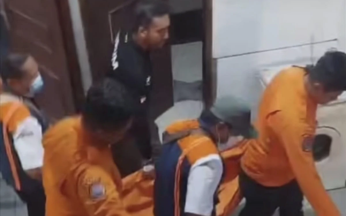 Thumbnail Berita - Penemuan Jenazah di Rusun Gunung Sari Surabaya, Tim Call 112 Evakuasi dari Lantai 4