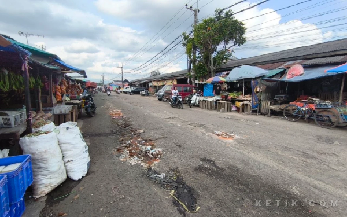 Thumbnail Berita - Kejar Perbaikan Jalan, Pedagang Pasar Gadang Wajib Pindah Hingga 25 April 2026