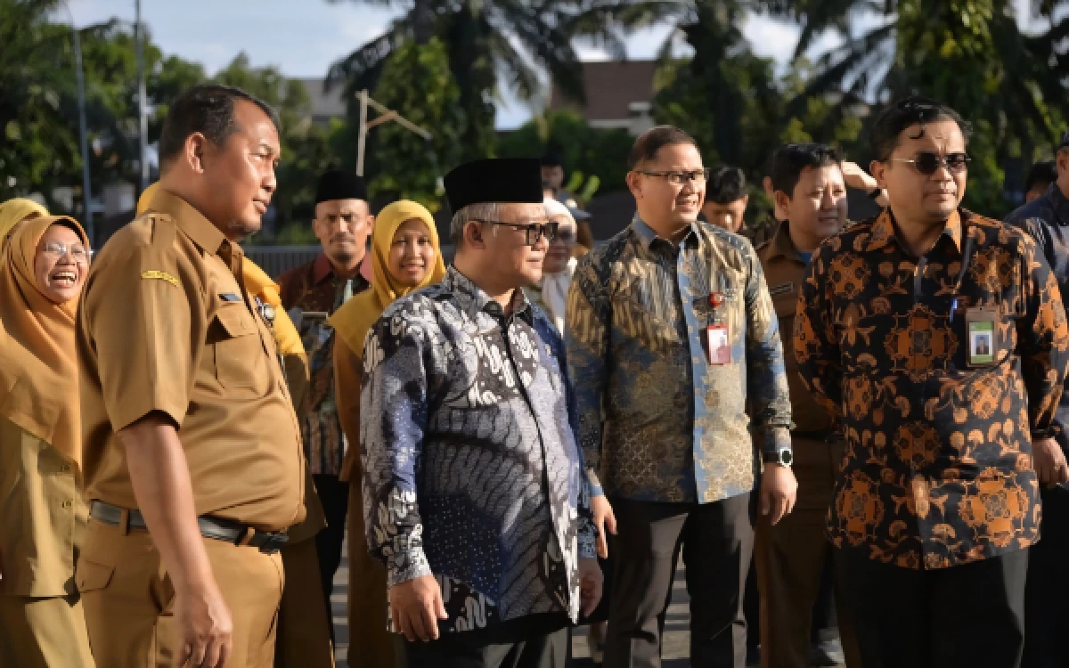 Thumbnail Berita - Cetak Atlet Nasional Sejak Dini, Kadisdik Jatim Dampingi Mendikdasmen Tinjau Pembinaan Atlet di SMANOR Sidoarjo