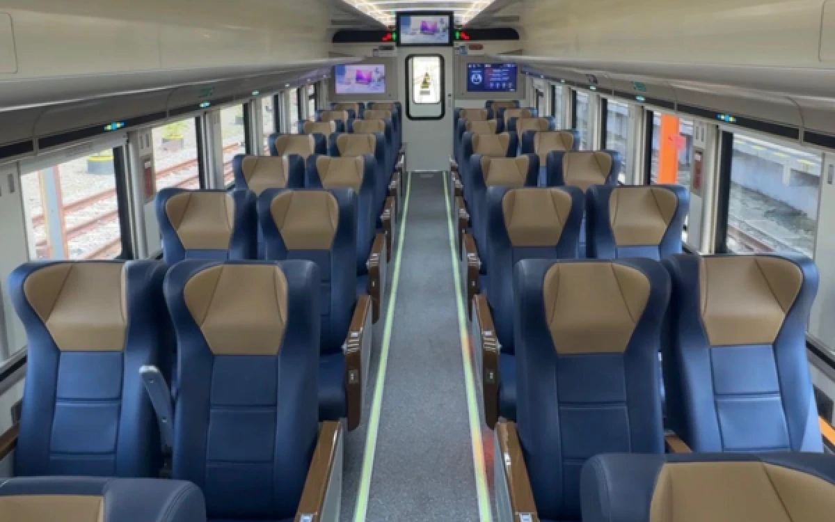 Thumbnail Berita - KAI Daop 7 Madiun Resmi Operasikan KA Bangunkarta dan Singasari Stainless Steel New Generation, Cek Fasilitas Mewahnya!