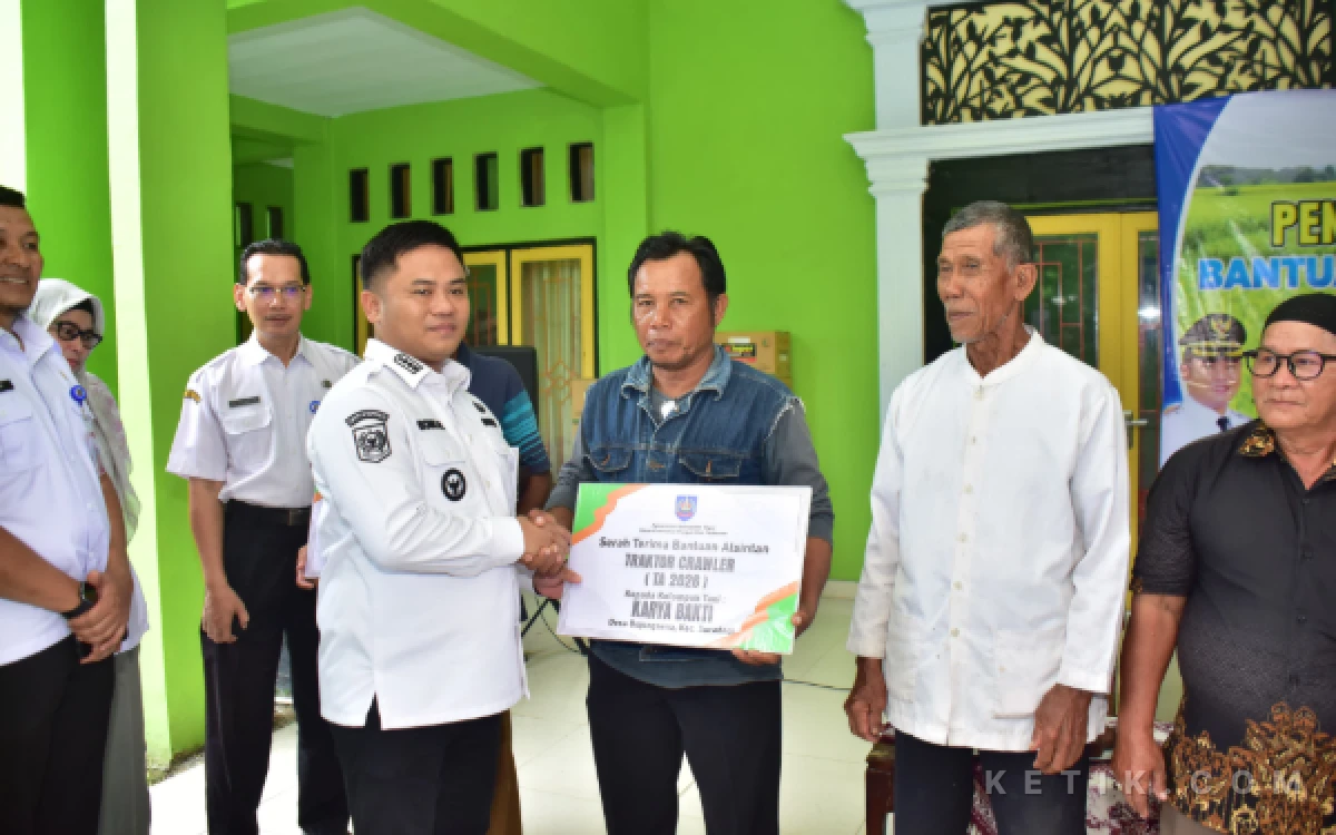 Thumbnail Berita - Dorong Modernisasi, Bupati Tegal Serahkan Alsintan dan Bibit Unggul ke Petani