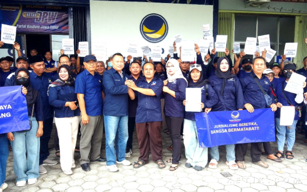 Thumbnail Berita - Tuntut Klarifikasi Berita Tempo, Puluhan Kader NasDem Geruduk Kantor DPD Tulungagung