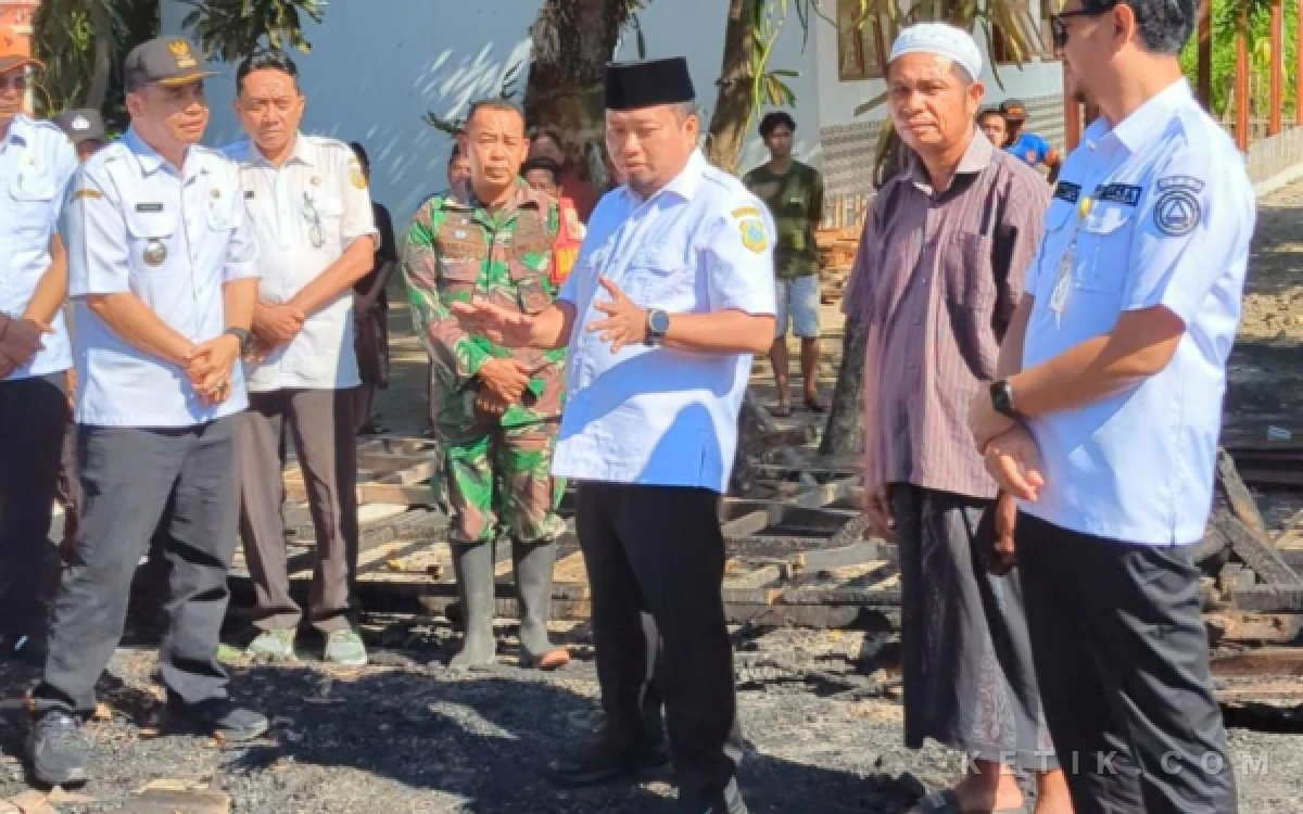 Thumbnail Berita - Dua Rumah di Prajekan Ludes Terbakar, Pemkab Bondowoso Sigap Kirim Bantuan Siapkan Rehabilitasi RTLH