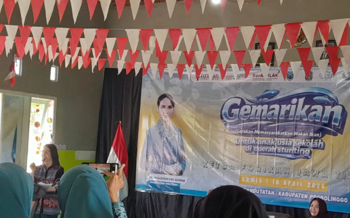 Thumbnail Berita - Arumi Bachsin Ajak Siswa SDN Randutatah Konsumsi Ikan, 'Superfood' Lokal Pencegah Stunting