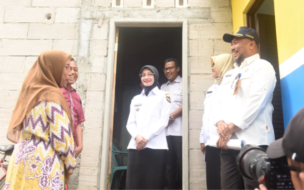 Thumbnail Berita - Penyerahan 44 SHM dan 12 Sertifikat PSU, DAK TPPKT 2025 Tuntaskan Kawasan Kumuh di Ketami Kota Kediri