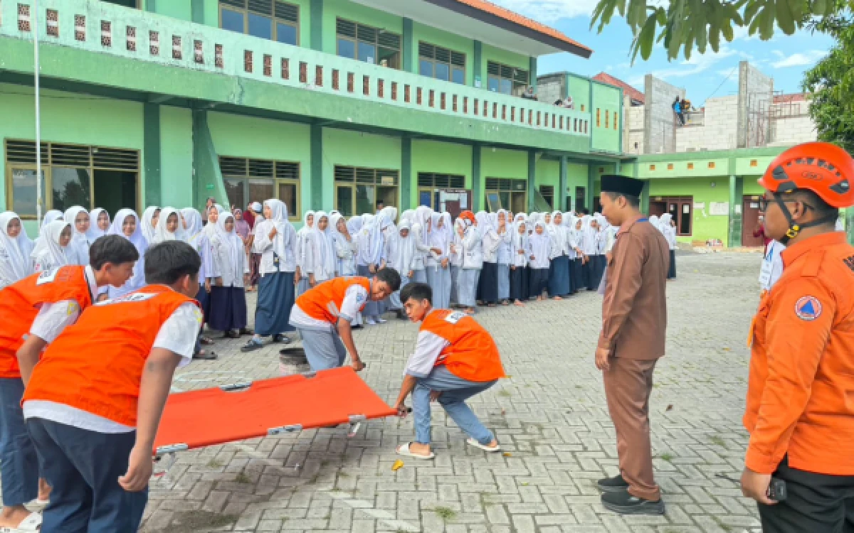 Thumbnail Berita - BPBD Jatim Gencarkan Edukasi Bencana ke Sekolah dan Pesantren Bersama Mosipena