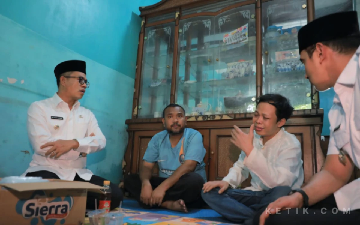 Thumbnail Berita - Bupati Bandung Takziah ke Rumah Duka 2 Korban Meninggal Terseret Arus Sungai di Banjaran