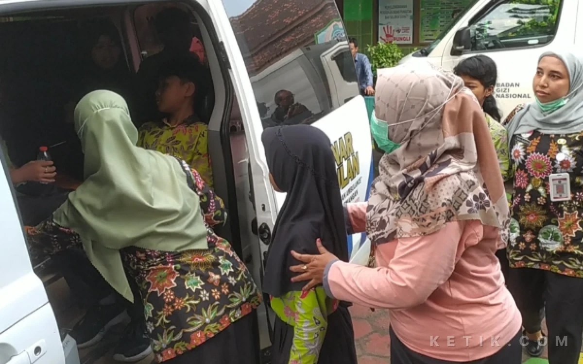 Thumbnail Berita - Diduga Keracunan MBG, Belasan Siswa SDN 01 Demangan Kota Madiun Dilarikan ke Puskesmas