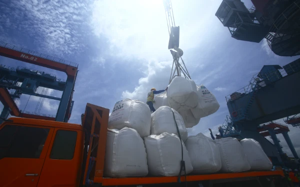 Thumbnail Berita - Aktivitas Bongkar Muat PTP Nonpetikemas Pelindo Group di Dermaga Pelabuhan Boom Baru Palembang