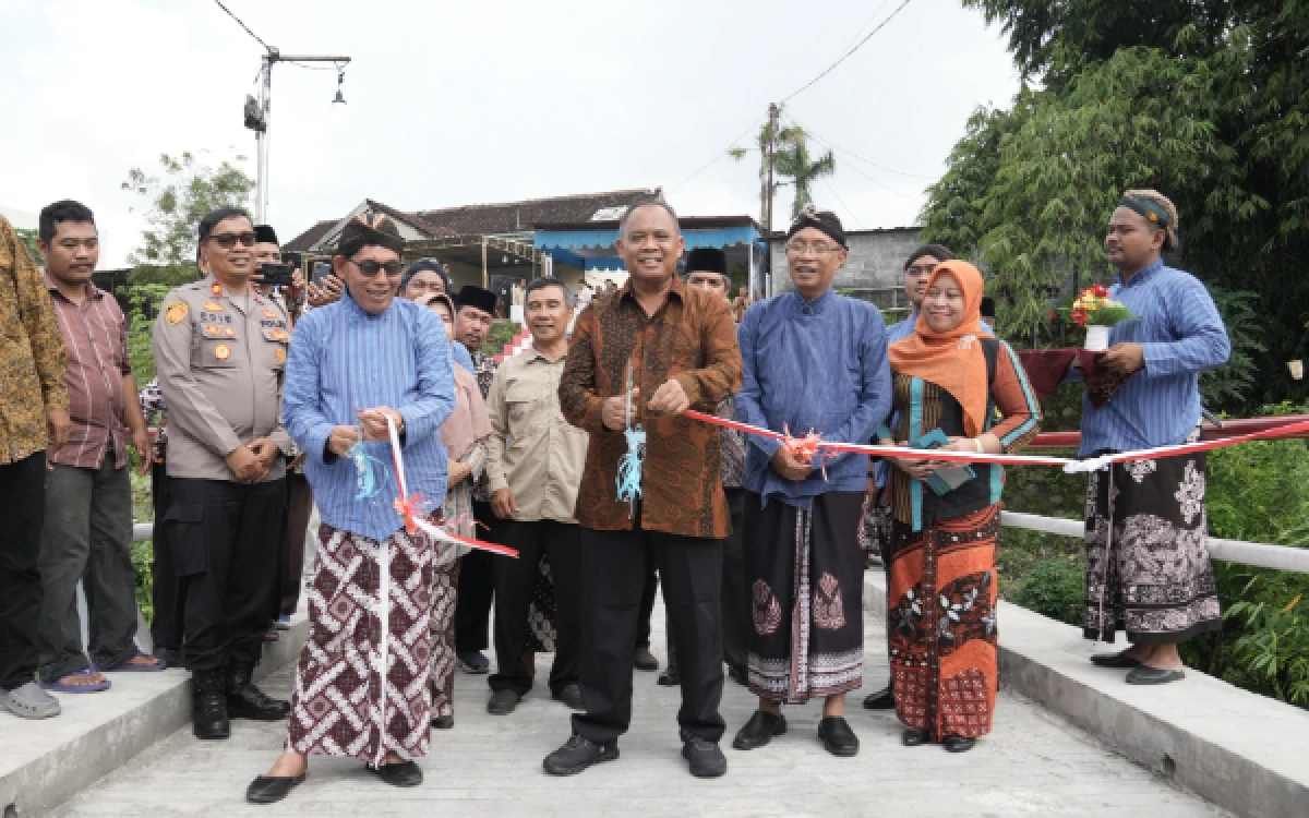 Thumbnail Berita - Bupati Sleman Harda Kiswaya Resmikan Jembatan Jatra Winongo Senilai Rp 1,6 Miliar