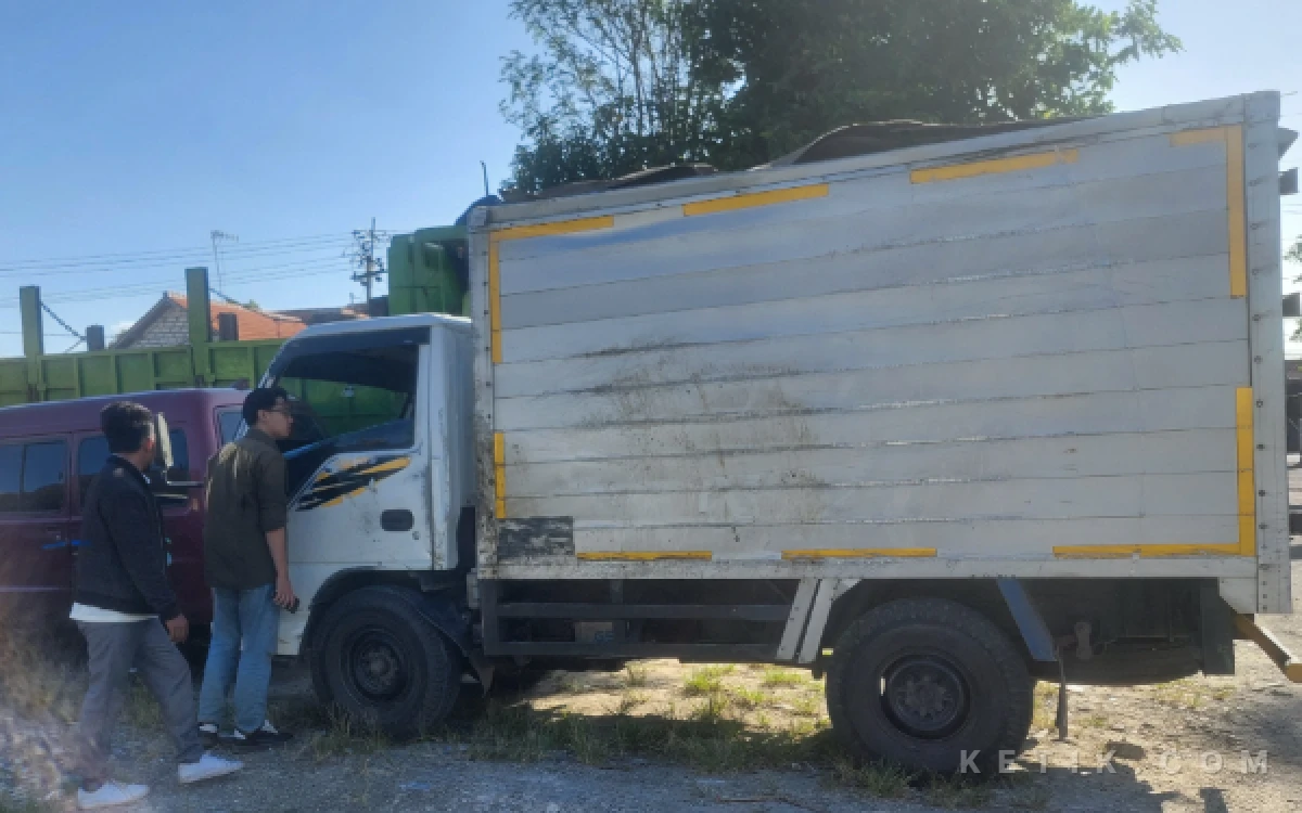 Thumbnail Berita - Diduga Gunakan Pelat Nomor Ganda, Mobil Truk Boks Bawa Rokok Ilegal Kecelakaan di Sampang