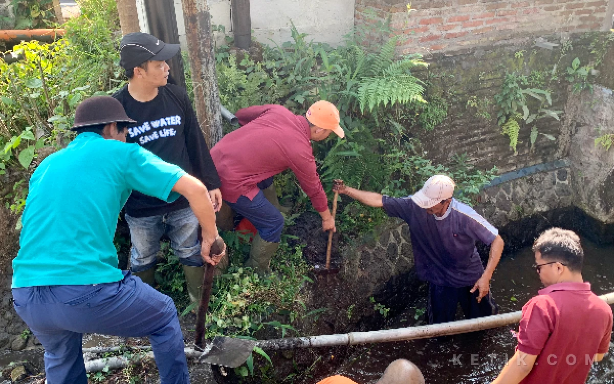 Thumbnail Berita - Turun ke Sungai, Perumdam Among Tirto Kota Batu Pulihkan Aliran Irigasi dari Sedimentasi