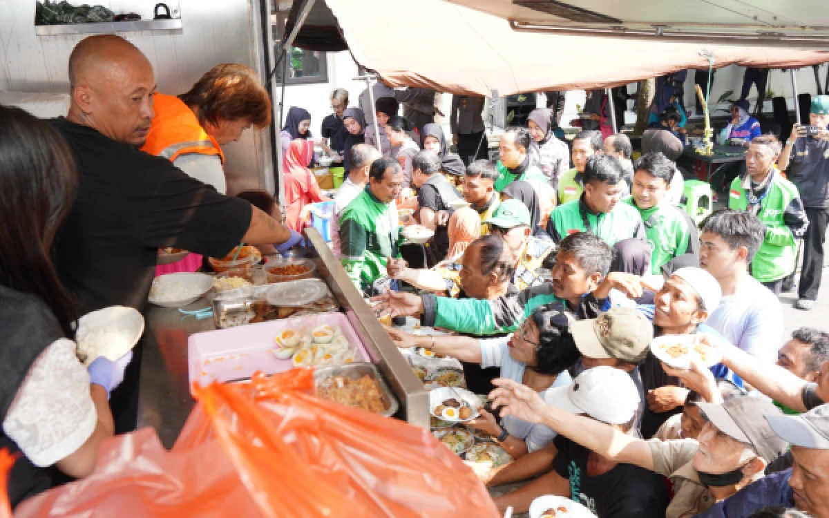 Thumbnail Berita - Polresta Malang Kota Gelar Makan Bersama Gratis, 500 Porsi Ludes Diserbu Warga