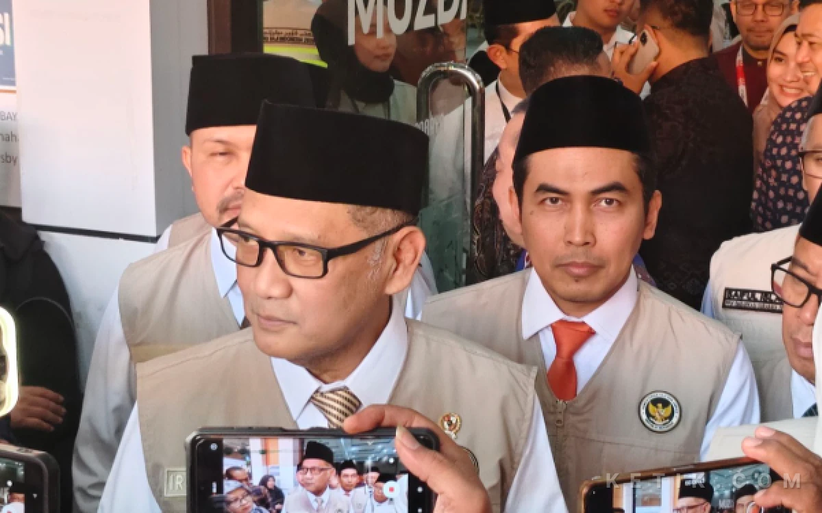 Thumbnail Berita - Menhaj Gus Irfan Lantik PPIH Secara Hybrid di Asrama Haji Surabaya