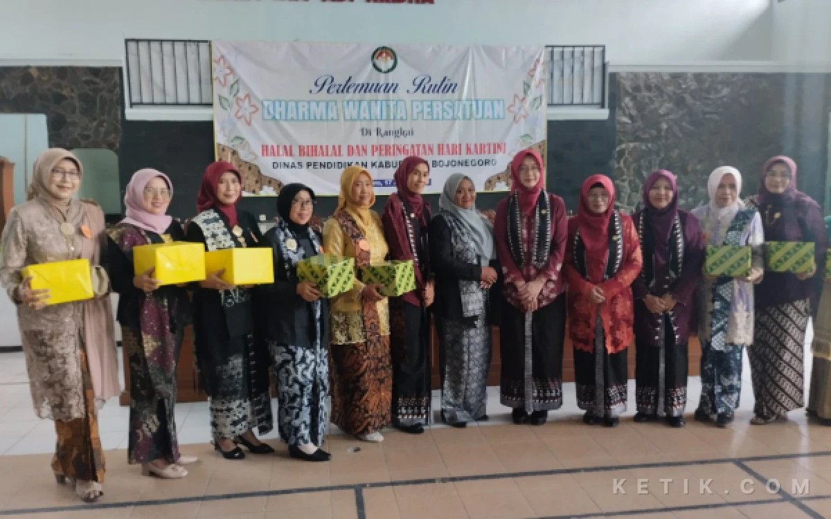 Thumbnail Berita - Gelar Halalbihalal dan Peringati Hari Kartini, DWP Diknas Bojonegoro Gelar Lomba Busana Kebaya