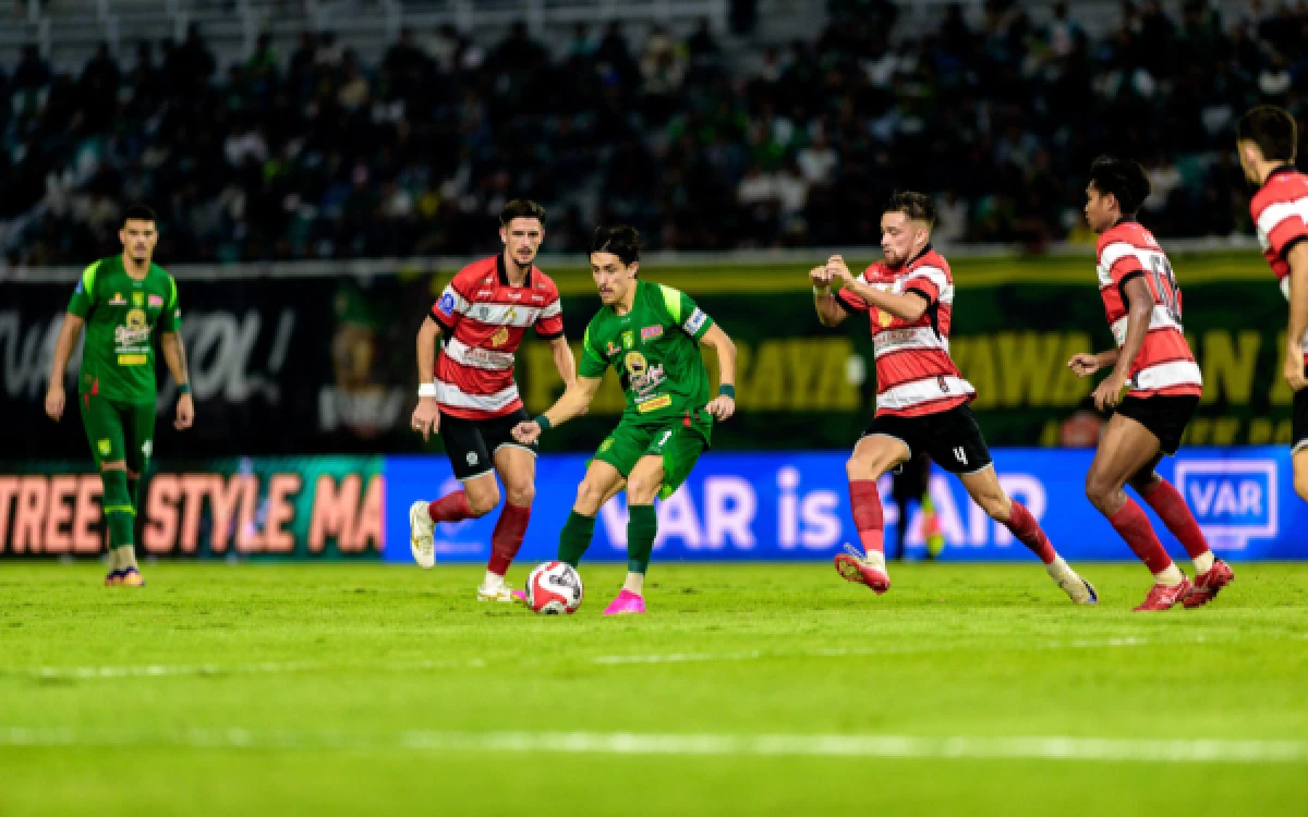 Thumbnail Berita - Bernardo Tavares Evaluasi Akurasi Persebaya Usai Kalah 1-2 Lawan Madura United