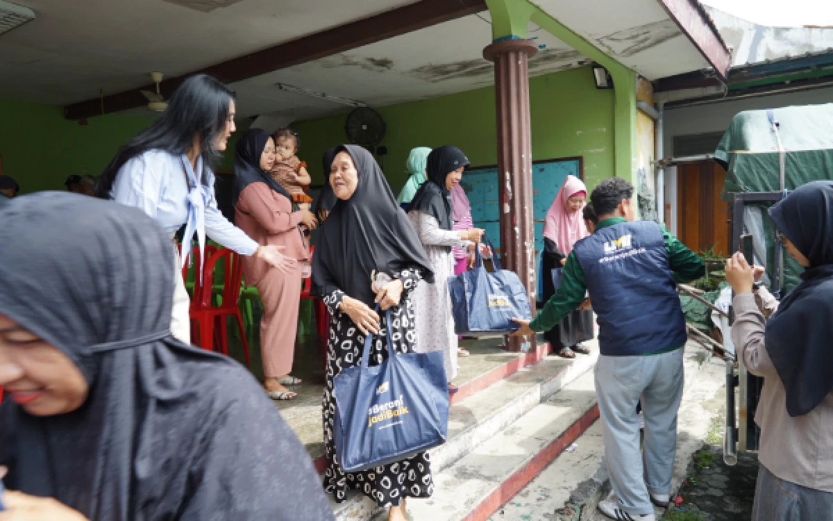 Thumbnail Berita - Gandeng LMI, Grand Swiss-Belhotel Darmo Surabaya Salurkan 100 Kado Lebaran untuk Warga