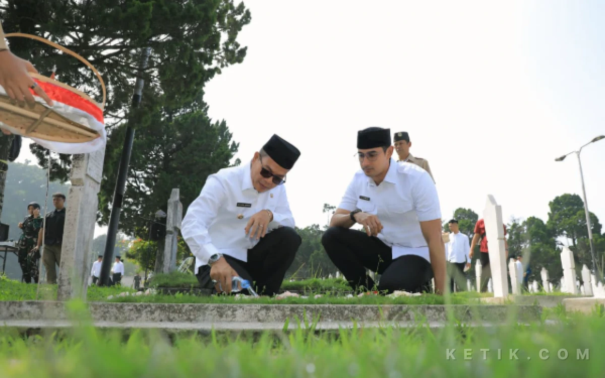 Thumbnail Berita - Bupati Bandung: Tidak Perlu Kirim Karangan Bunga, Cukup Upacara dan Sidang Paripurna