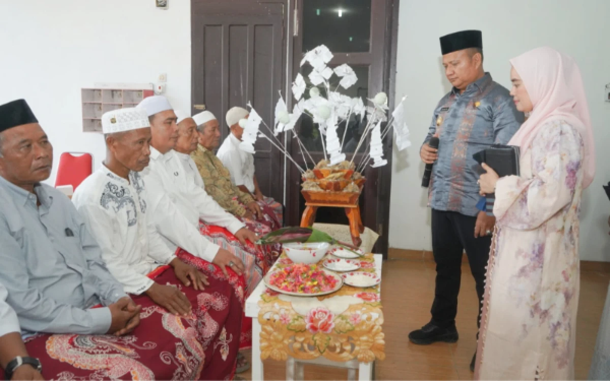 Thumbnail Berita - Wakil Bupati Asahan Beri Upah Tepung Tawar Haji di Acara Walimatul Safar