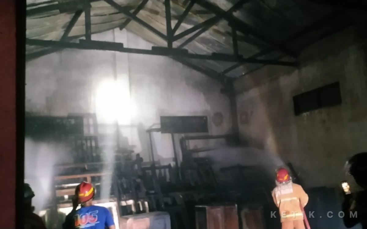 Thumbnail Berita - Sebuah Bangunan Bekas Gudang di Kota Madiun Dilahap Si Jago Merah