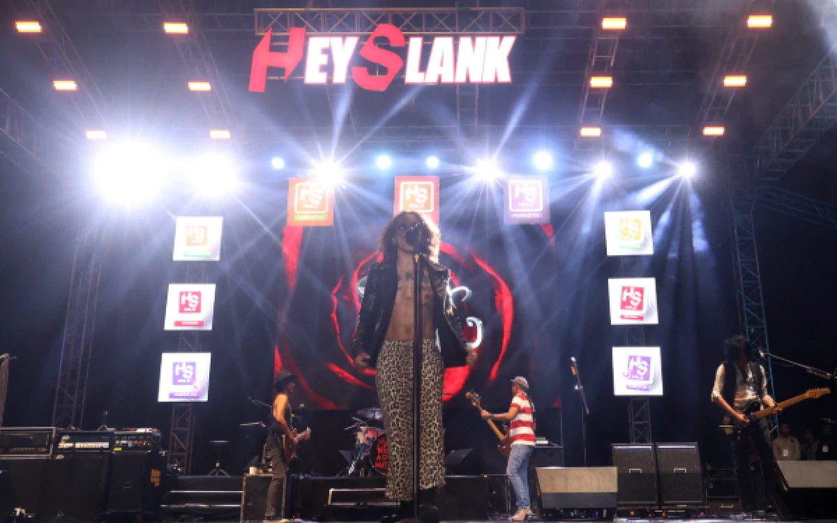 Pecah! 30 Ribu Penonton Meriahkan Konser Hey Slank di Kota Malang