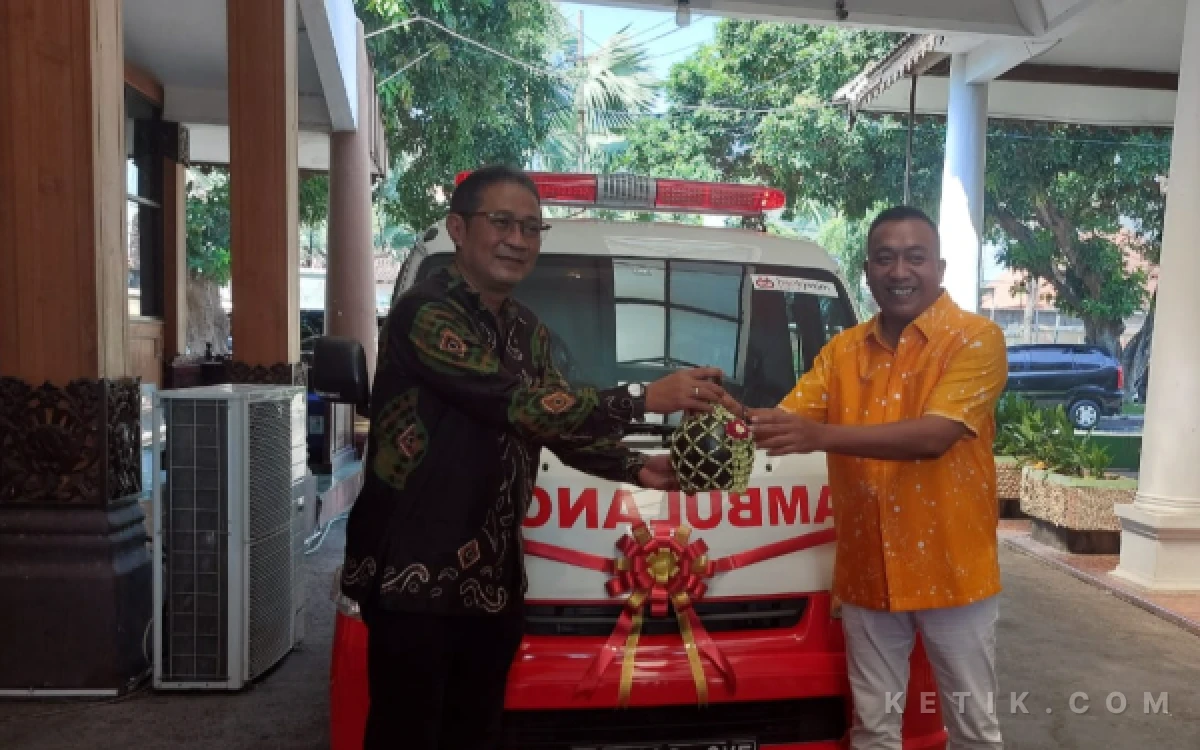 Thumbnail Berita - Bank Jatim Situbondo Serahkan CSR Mobil Ambulans dan Bibit Pohon Mahoni