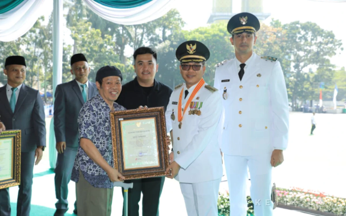 Warisan Rasa Dijaga, Bupati Bandung Anugerahkan Penghargaan untuk Tokoh Borondong Ketan Ibun