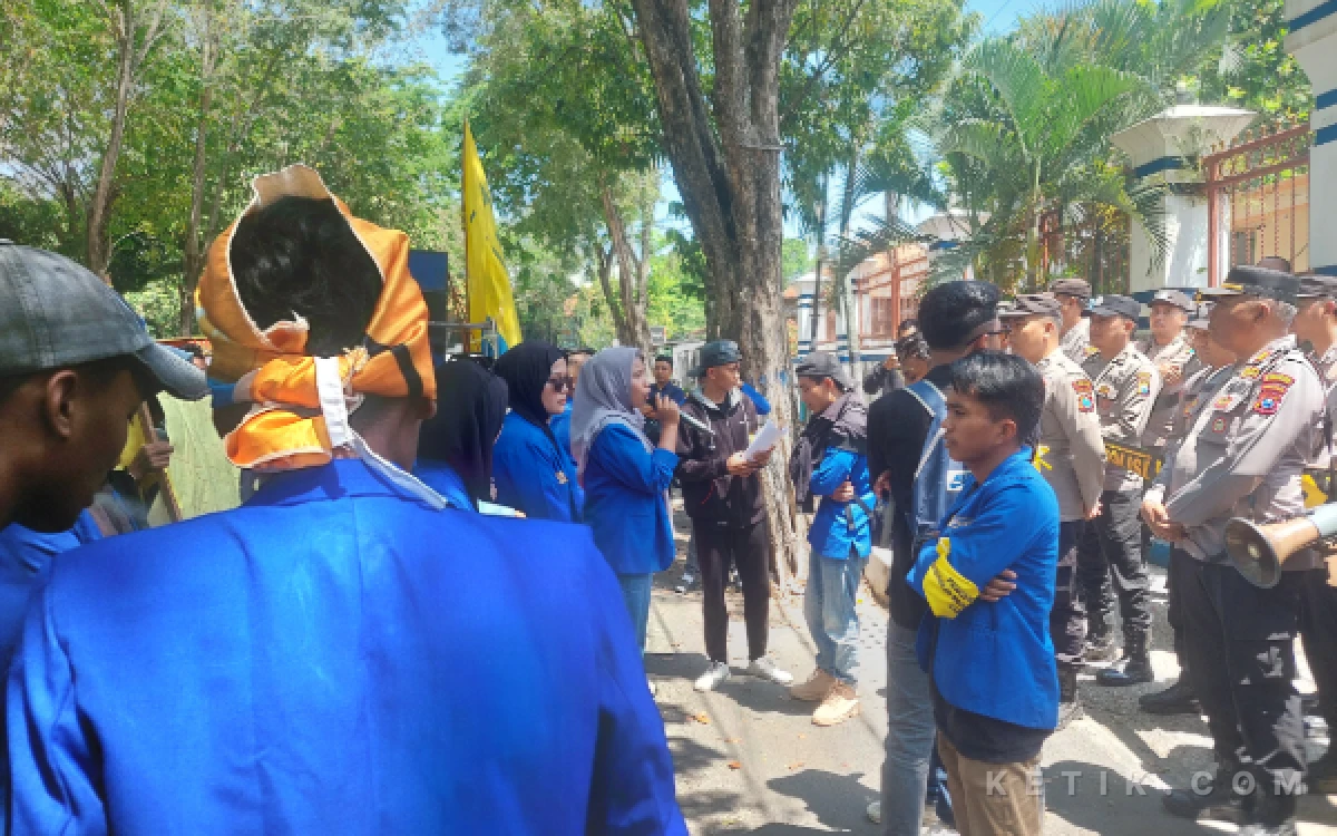 Thumbnail Berita - PMII Sampang Demo DPRD, Soroti Kerusakan Lingkungan akibat Tambang Galian C