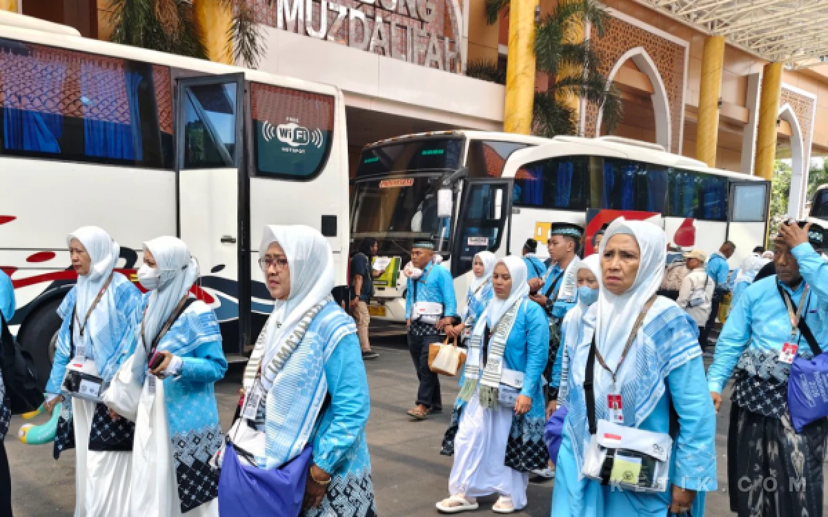 Thumbnail Berita - 760 Jemaah Kloter 1 dan 2 Tiba di Asrama Haji Embarkasi Surabaya, Langsung Jalani Proses Administrasi